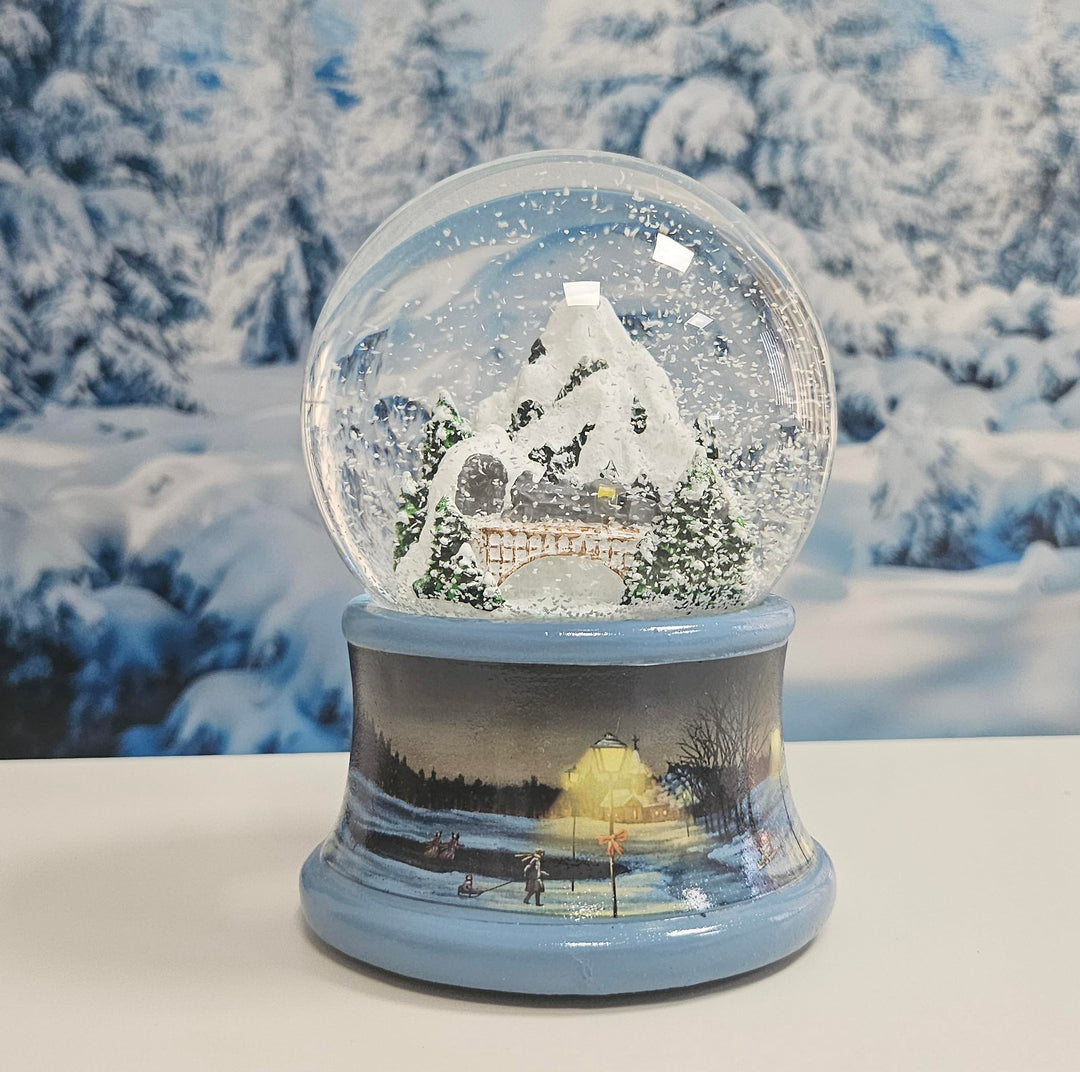Weihnachts-Schneekugel mit Musik | Schneekugel Berglandschaft mit Brücke | Sockel Winterlandschaft b
