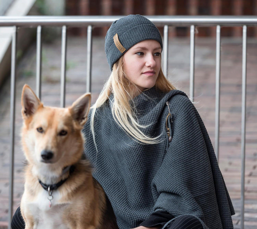 KNIT FACTORY - Jazz Poncho - Elegant Gestrickter Damen Cape - Wickelschal mit Wolle - Hochwertige Qu