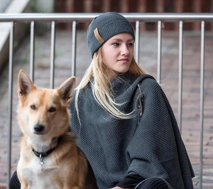 KNIT FACTORY - Jazz Poncho - Elegant Gestrickter Damen Cape - Wickelschal mit Wolle - Hochwertige Qu