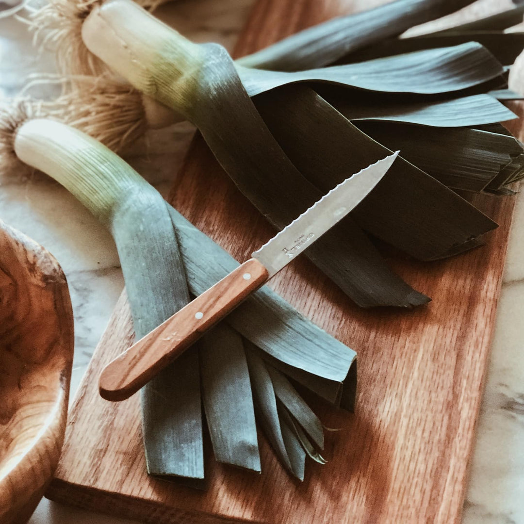 Opinel 254458 Essentials Küchenmesser Set-4 teilig-rostfreier Sandvik Stahl-Olivenholz Griffe, Mehrf