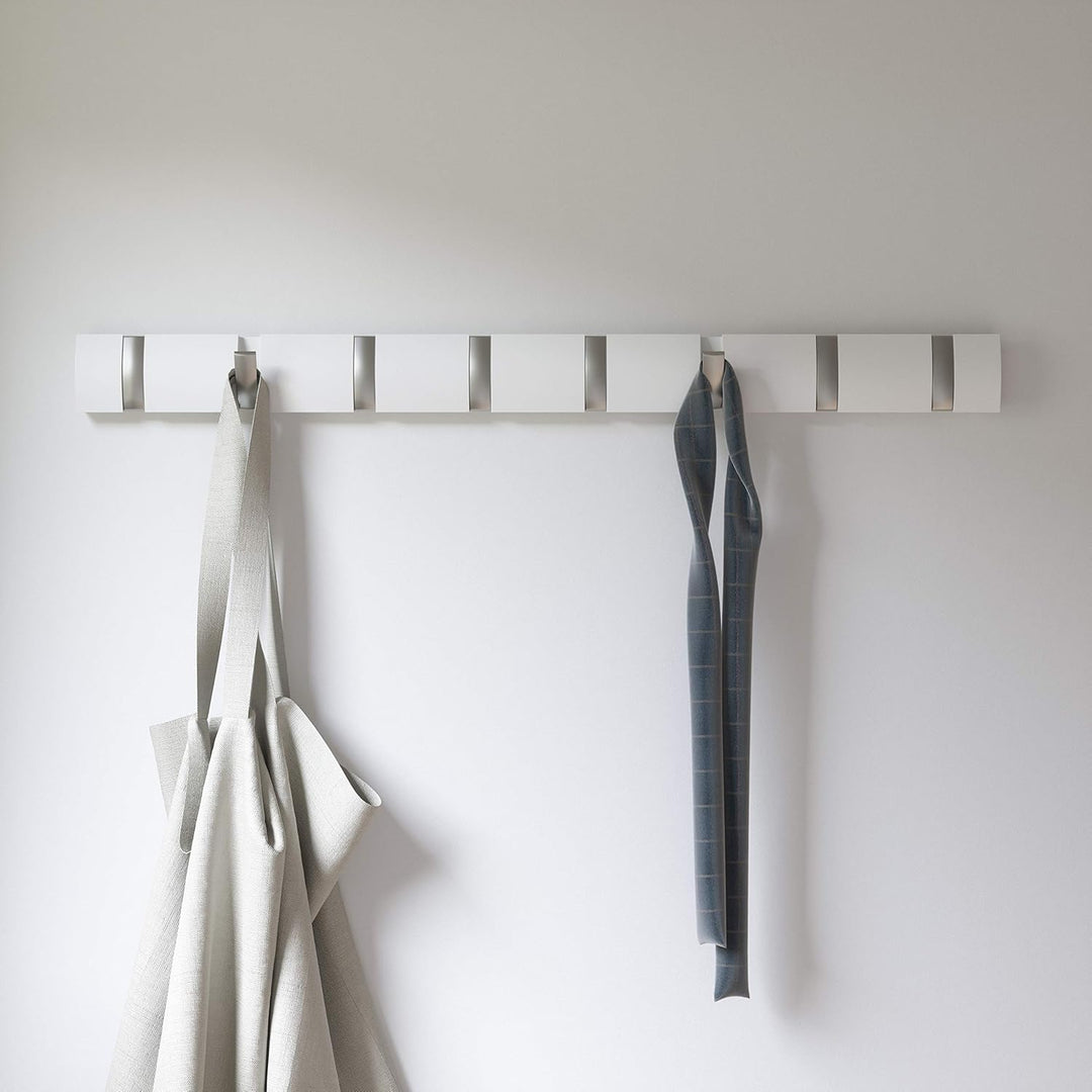 Umbra Flip 8 Garderobenhaken – Moderne, Schlichte und Platzsparende Garderobenleiste mit 8 Beweglich