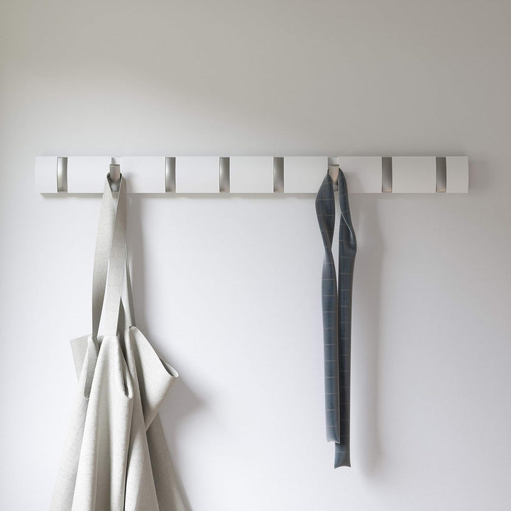 Umbra Flip 8 Garderobenhaken – Moderne, Schlichte und Platzsparende Garderobenleiste mit 8 Beweglich