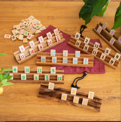 LOGOPLAY Rummy - Okey - Gesellschaftsspiel - Legespiel mit 162 Spielsteinen und 6 Halterungen im Sto