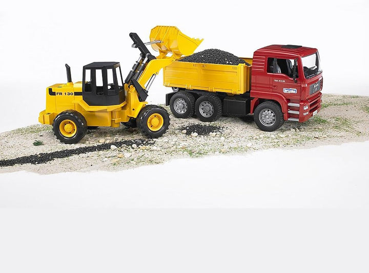 bruder 02752 - Man TGA Kipplastwagen mit Gelenkradlader FR130-1:16 LKW Lastwagen Muldenkipper Radlad