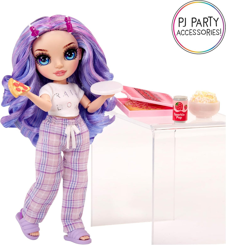 Rainbow High Junior High PJ Party - Violet (Lila) - 22 cm Puppe mit weichem Einteiler, Hausschuhen u