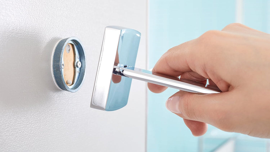 tesa KLAAM Hakenleiste, inkl. Klebelösung, verchromt, garantiert rostfrei, drei Haken, 120mm x 60mm