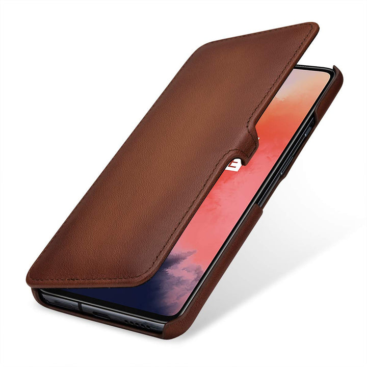 STILGUT Hülle geeignet für OnePlus 7T Lederhülle Book Type, braun antik mit Clip OnePlus 7T braun an