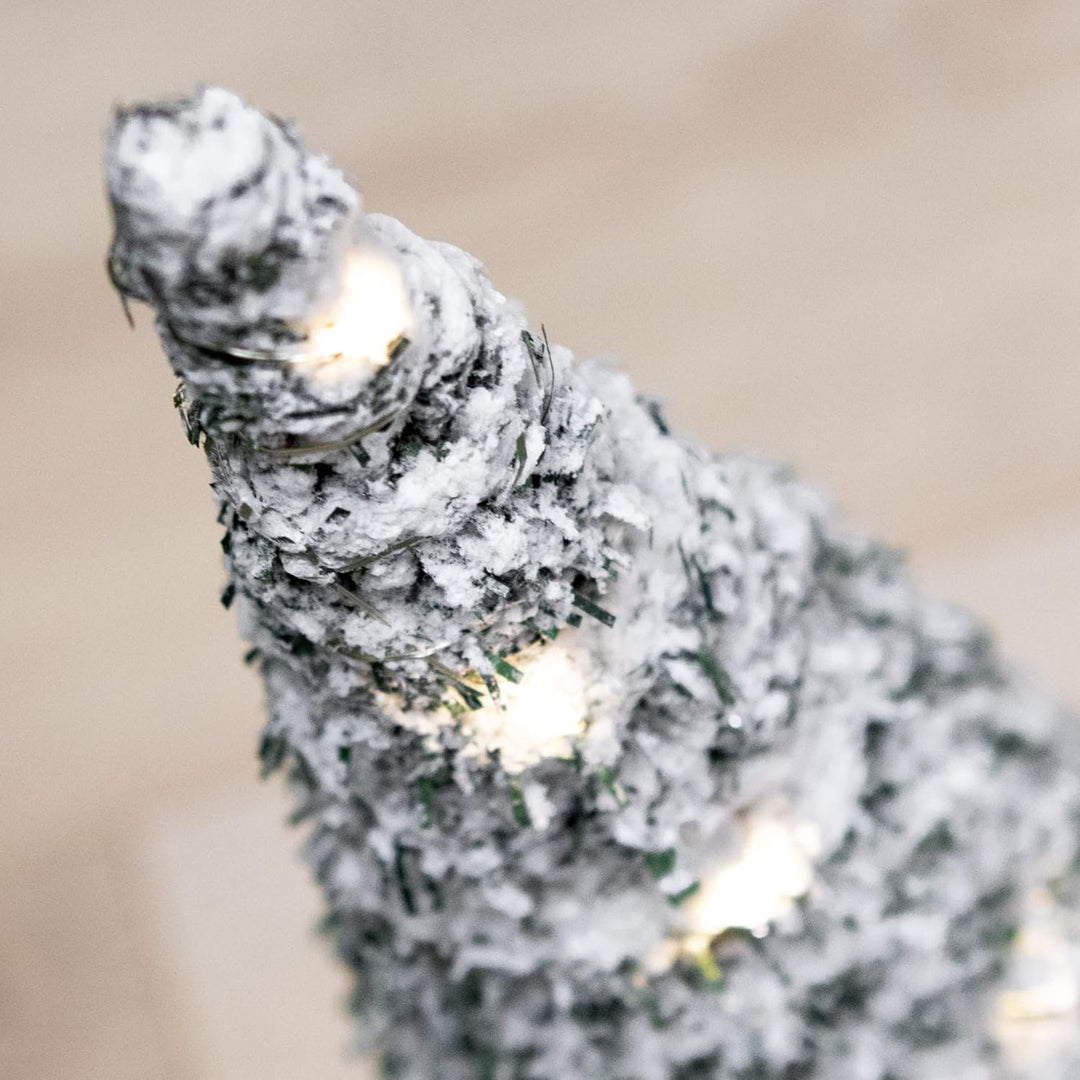 com-four® LED Deko-Pyramide in Tannen-Optik - Dekolicht mit Kunstschnee und 30 warmweissen LEDs - to