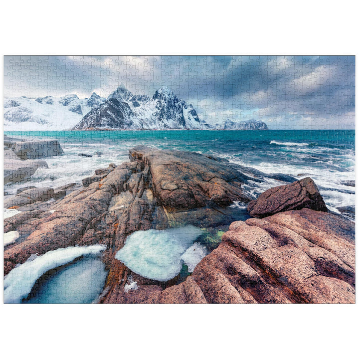 Düsterer Frühlingsblick auf die Lofoteninseln. Schneeschmelzen im Flakstadpollen Fjord - Premium 100