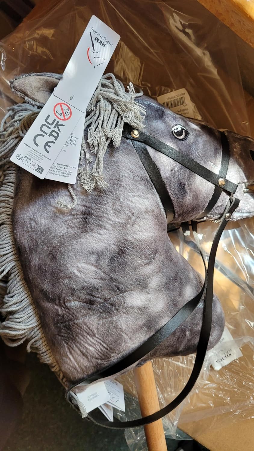 Holly & Claire HKM Hobby Horse „Clara“ grau marmoriert – Steckenpferd Turnier-Set mit weisser Fliege