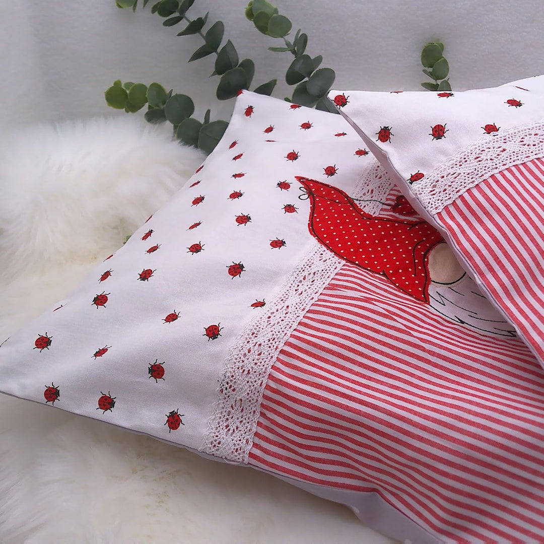 Puppenbettwäsche "Gnomeline" rot weiss mit Stickerei, Decke 40 h x 33 b, Kissen 23h x 23 b in cm, fü