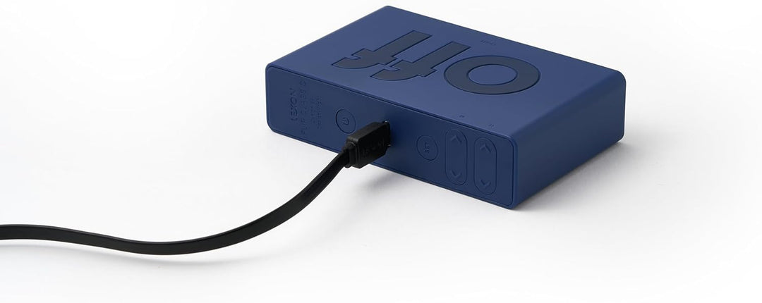 Lexon Flip Classic Digitaler Wecker mit umkehrbaren EIN/Aus-Seiten, wiederaufladbare Nachttischuhr m