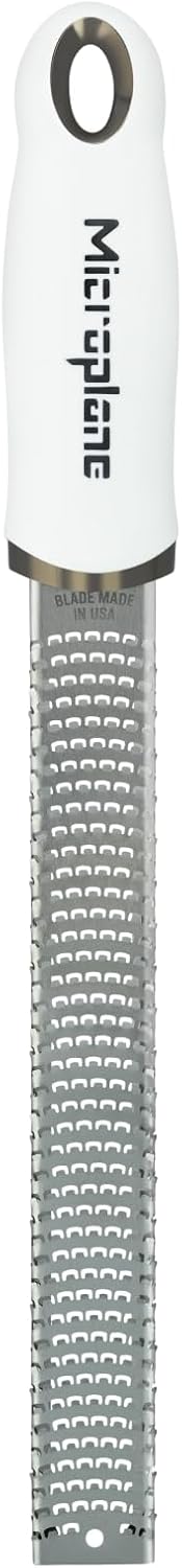 Microplane Zester Küchenreibe in Weiss für Zitrusfrüchte, Hartkäse, Ingwer, Schokolade & Muskatnuss