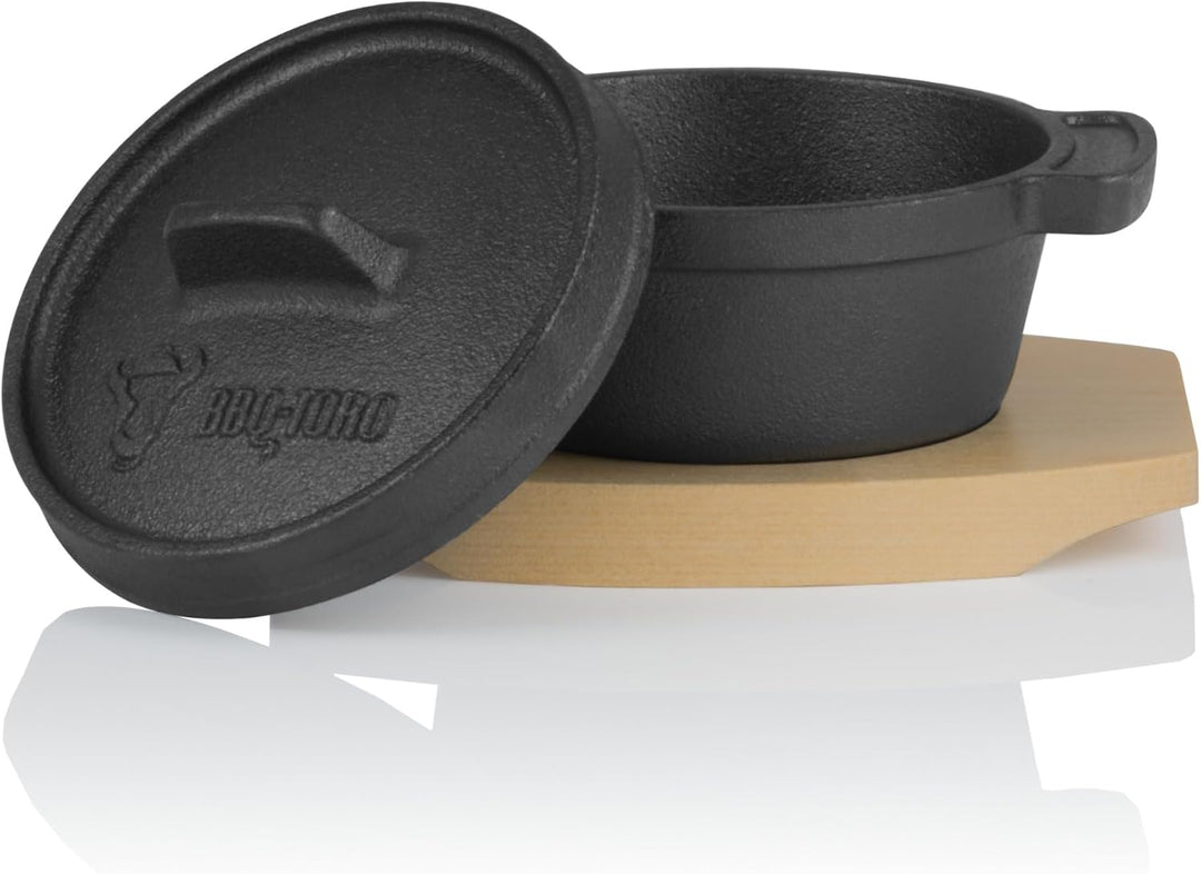 BBQ-Toro Mini Dutch Oven (2 Stück) | Ø 11 cm | Gusseisen Serviertopf mit Holzunterlage | bereits ein
