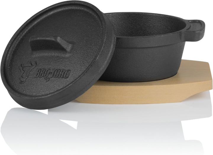 BBQ-Toro Mini Dutch Oven (2 Stück) | Ø 11 cm | Gusseisen Serviertopf mit Holzunterlage | bereits ein
