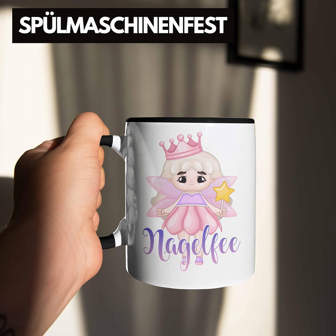 Trendation - Nagel-Fee Tasse Geschenk Nagelstudio Mitarbeiterin Gel-Nägel Spruch Süsse Grafik (Schwa
