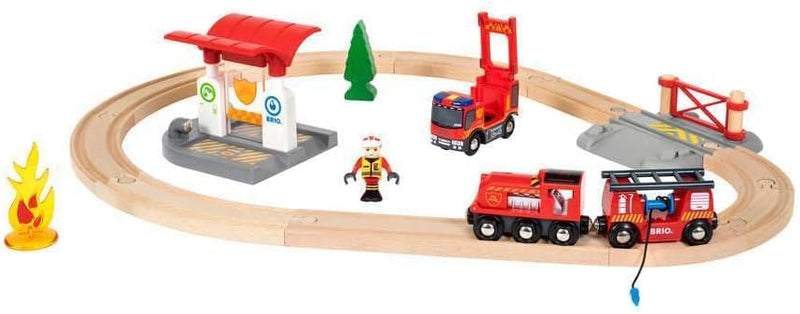 BRIO World 33815 Feuerwehr-Set - Holzeisenbahn-Set inklusive Feuerwehr-Auto mit Licht und Sound - Em