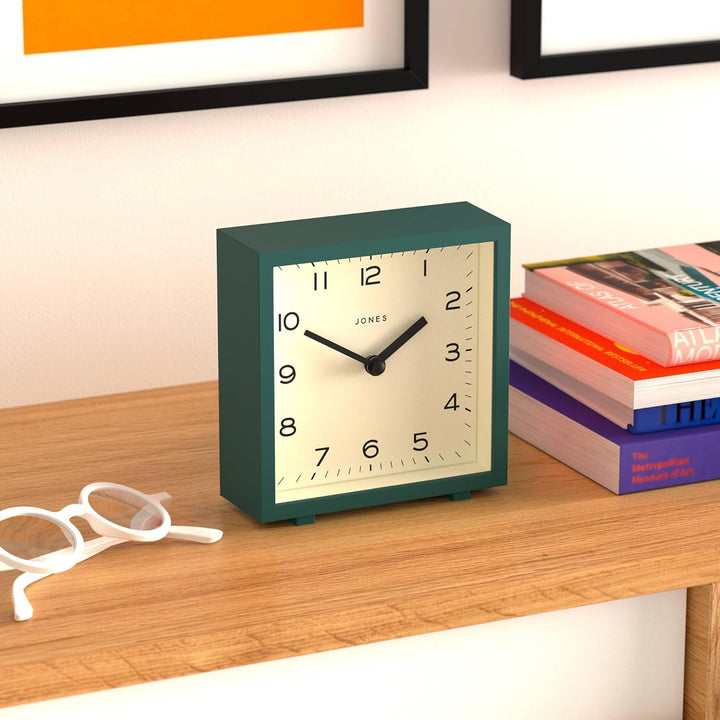 JONES CLOCKS® Disco Schreibtischuhr | Elegantes quadratisches Design | Grün | Stilvoll und leicht zu