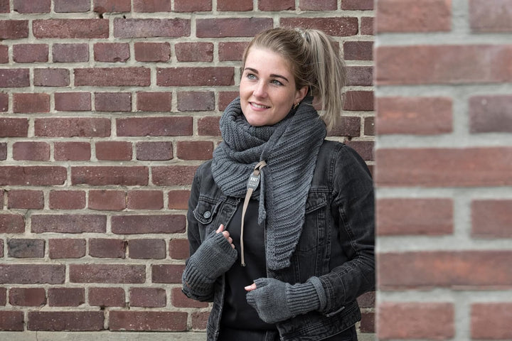 KNIT FACTORY - Demy Dreiecksschal - Damen Strickschal mit Wolle - Winterschal - Herbst & Winter Esse