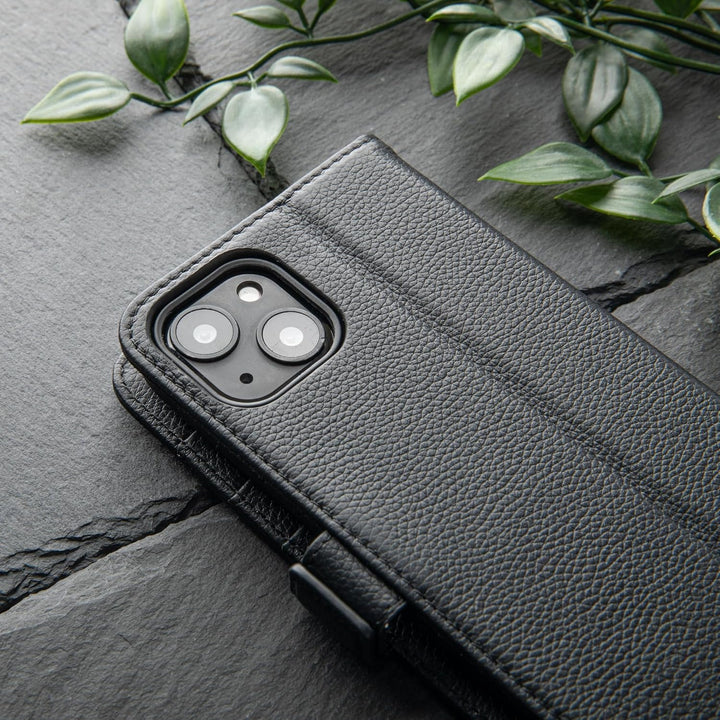 Snakehive Lederhülle für iPhone 13 – Klapphülle mit Kartenfächern & Standfunktion (Geflecktes Schwar