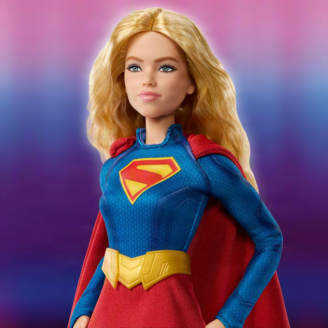 Barbie Signature DC Supergirl Modepuppe, Blond mit Superheldinnen-Kostüm und Cape, Sammlerpuppe in p