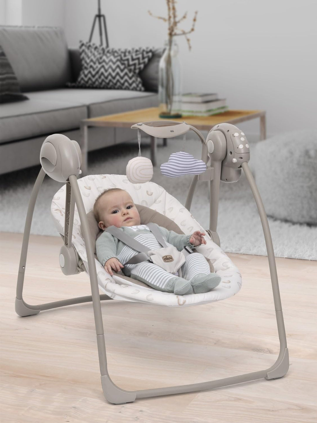 Chicco Swing&Play Elektrische Babyschaukel ab 0 Monaten+, 5 Schaukelgeschwindigkeiten, Beruhigende M