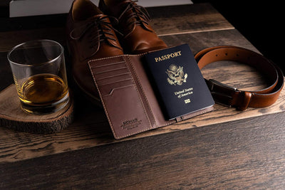 NOMAD Passport Wallet Traditional Reisegeldbörse aus Echtleder zum Verstauen von Geld, Bankkarten un