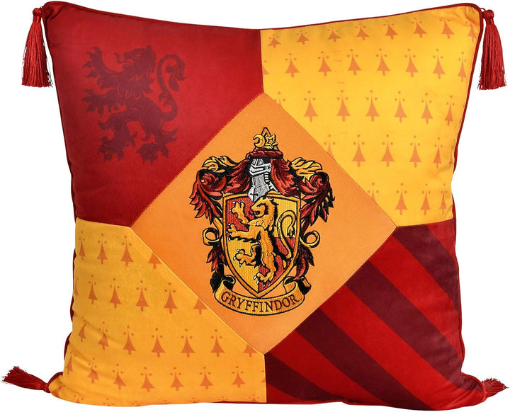 Elbenwald Harry Potter Kissen mit Quasten im Gryffindor Design mit gesticktem Wappenpatch in den Hau