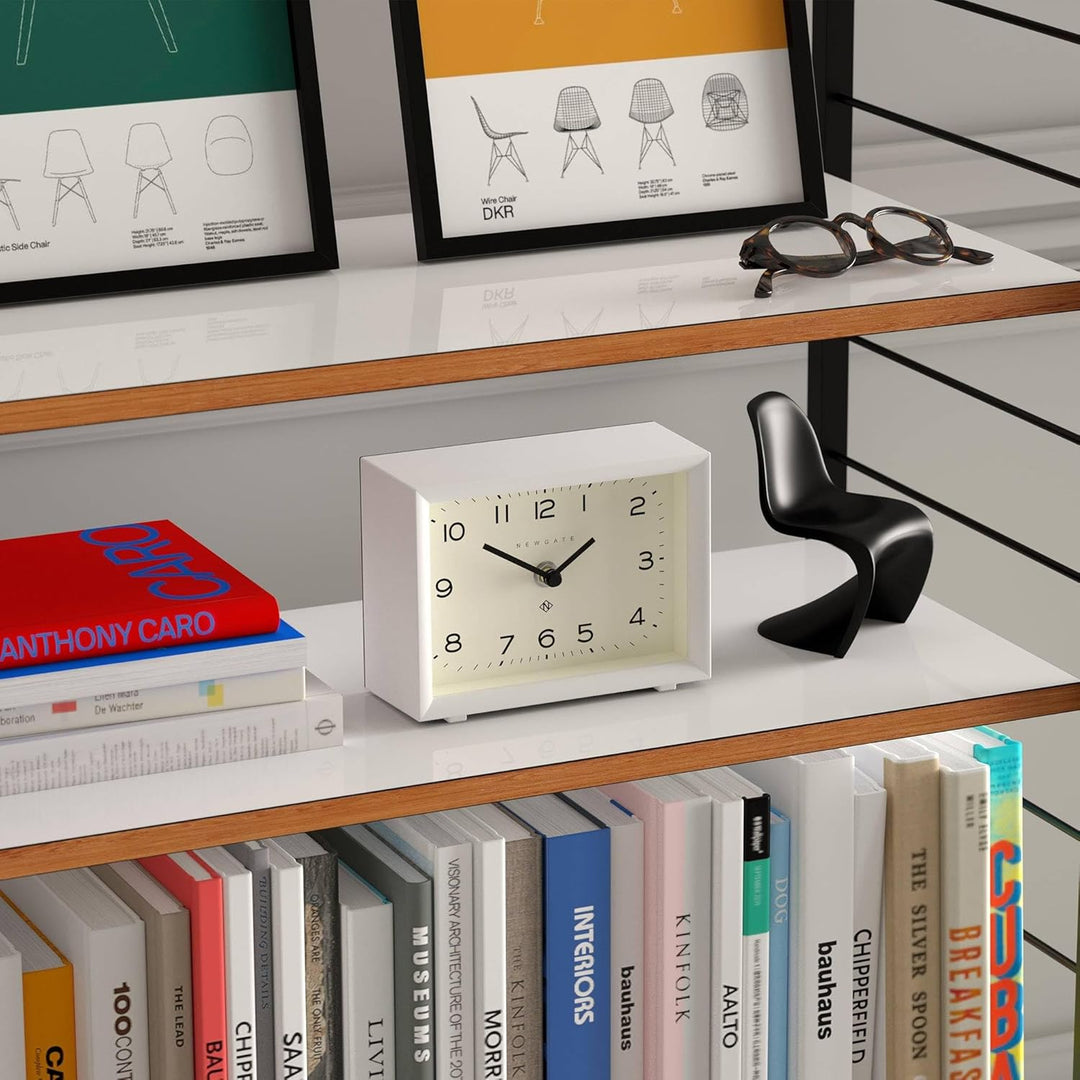 NEWGATE® Henry Schreibtisch Uhr | Zeitgenössisches rechteckiges Design | Weiss | Leicht lesbare nunb
