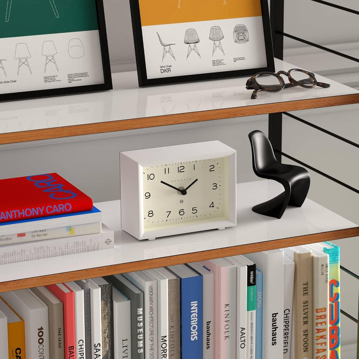 NEWGATE® Henry Schreibtisch Uhr | Zeitgenössisches rechteckiges Design | Weiss | Leicht lesbare nunb