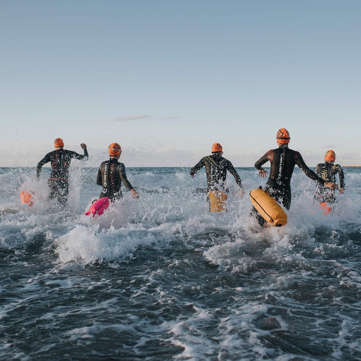Buddyswim Set aus Freiwasser-Schwimmboje 28 Liter und Badekappe. Sicherheitsboje zum Schwimmen im of