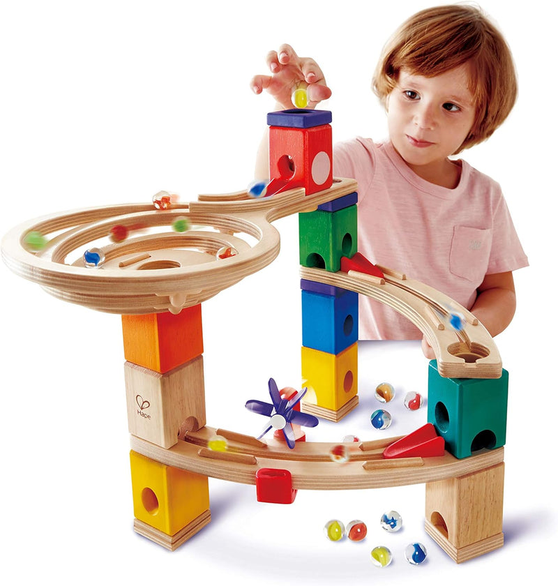 Hape Starter Set Quadrilla Endspurt, Kugelbahn mit 27 Bauteilen aus Holz und 30 Murmeln, MINT-Spielz