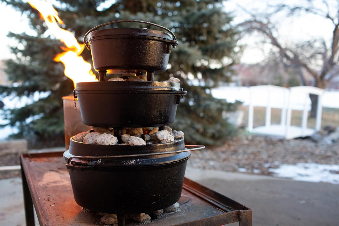SOUK ONE Dutch Oven Set [9 L]- Eingebrannter Gusstopf mit Füssen Feuertopf aus Gusseisen mit praktis