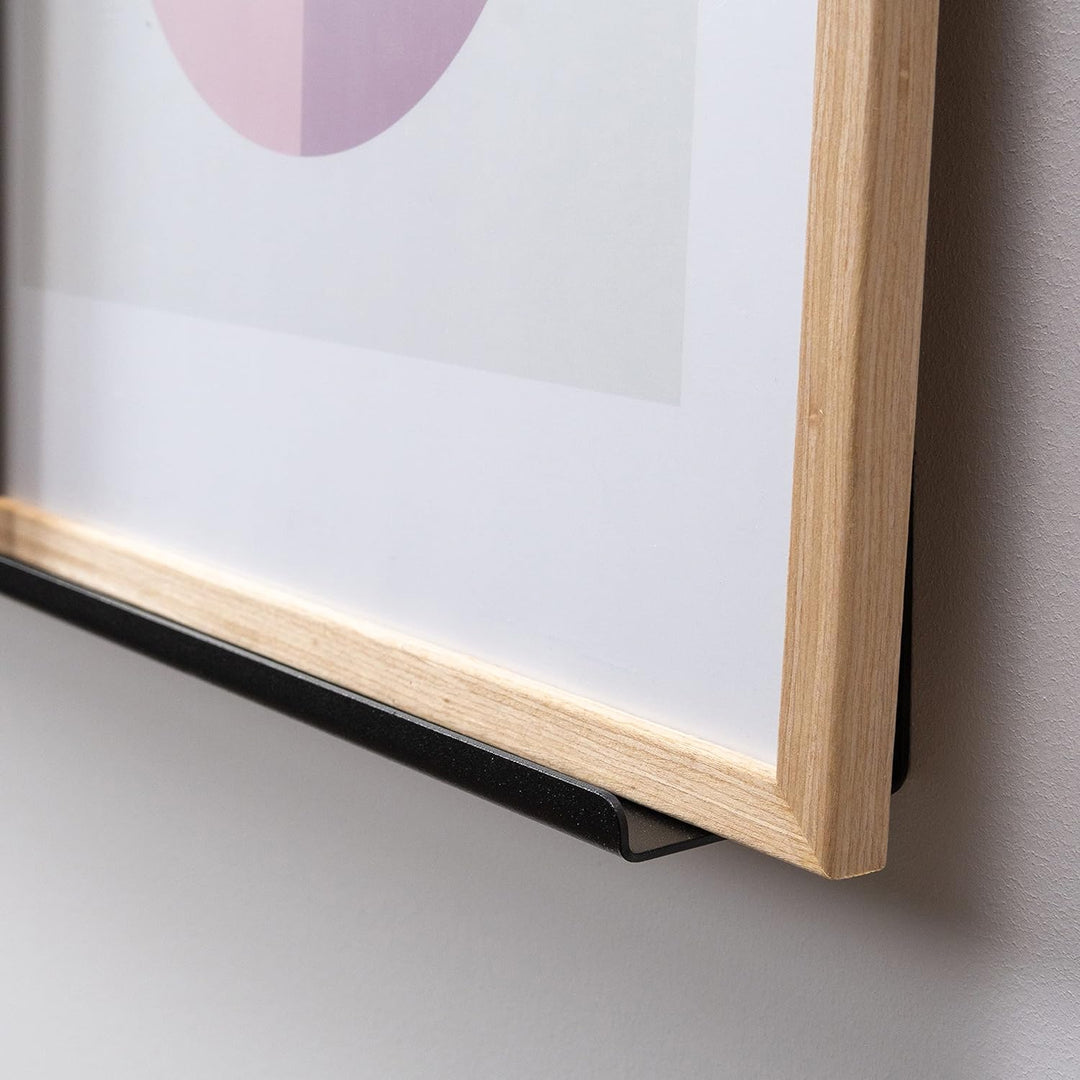 byde Ein schlankes Wandregal für Fotos, Bilder und Bücher. Modernes und minimalistisches Design. Her