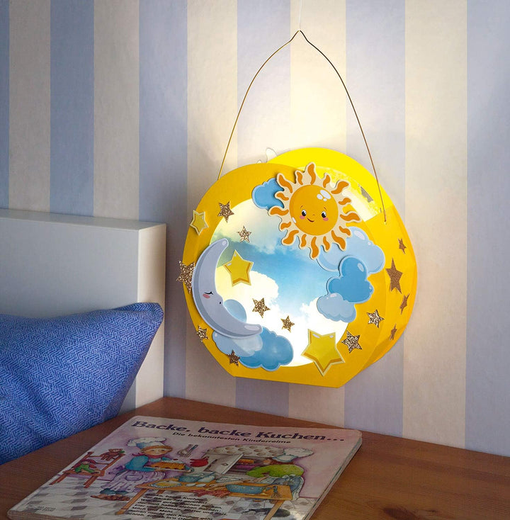 folia 68101 - Laternen - Bastelset, Sonne, Mond & Sterne, inklusive Laternenstab und LED-Licht, Sonn