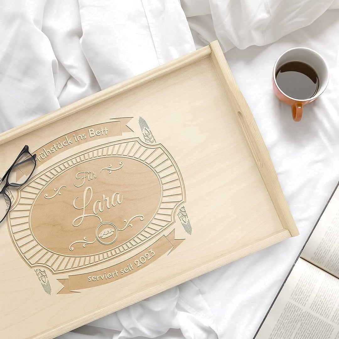 Maverton Serviertablett mit Gravur - personalisiert - Tabletttisch mit Griffen - klappbare Beine - e