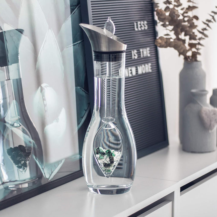 VitaJuwel Vitality Edelsteinwasserset für Zuhause (Karaffe Era & Phiole) mit Smaragd & Bergkristall