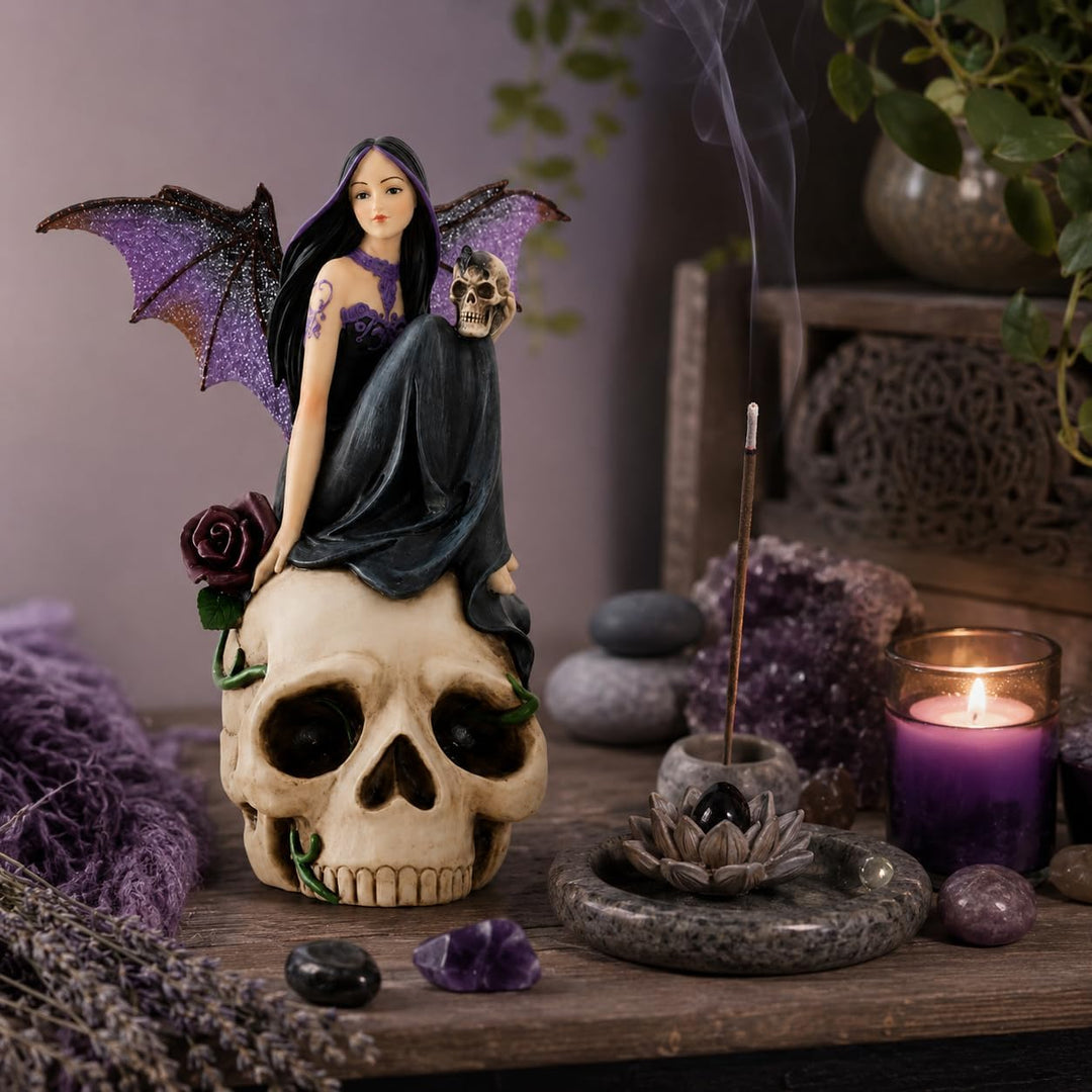 Comfy Hour Fairyland-Kollektion, 17,8 cm, Polyresin, dunkle Feen-Hexe auf Totenkopf, Heimdekoration