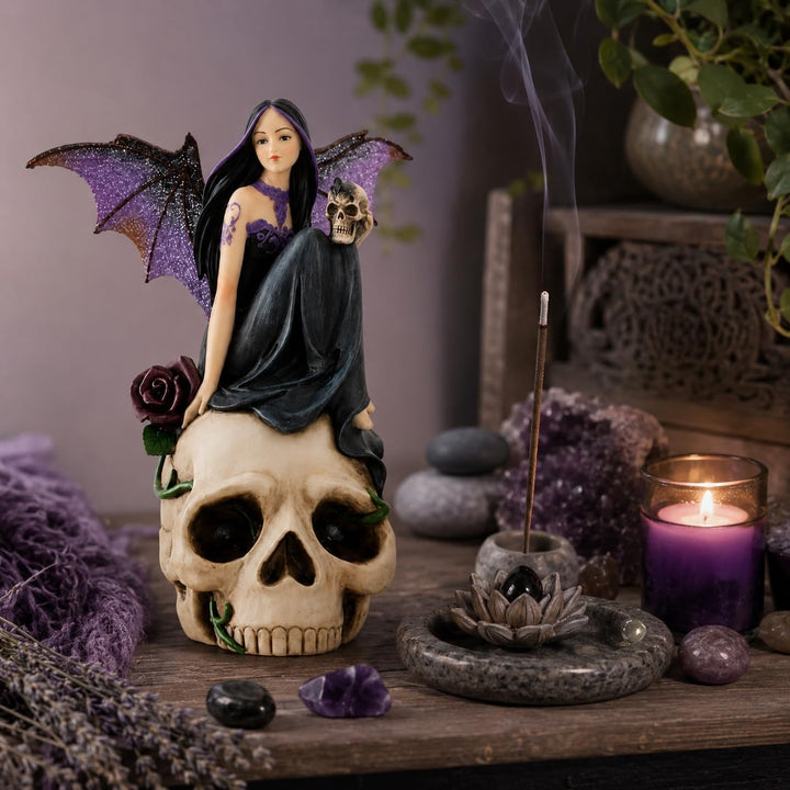 Comfy Hour Fairyland-Kollektion, 17,8 cm, Polyresin, dunkle Feen-Hexe auf Totenkopf, Heimdekoration