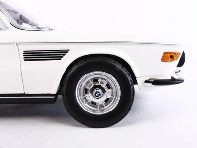 Minichamps 155028030-1:18 1968 BMW 2800 CS-White Collectible Miniaturauto