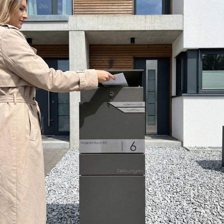 Metzler Standbriefkasten freistehend in DB 703 Eisenglimmer für 2 Parteien mit Zeitungsfach - Zwei N
