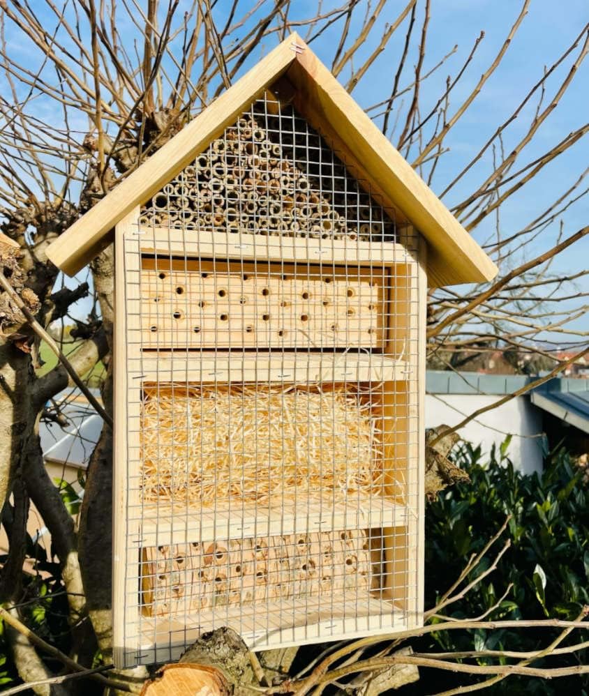 DARLUX massives handgefertigtes L Insektenhotel aus Holz I Haus 51 x 28 x 16 cm (HxBxT) I mit Stände