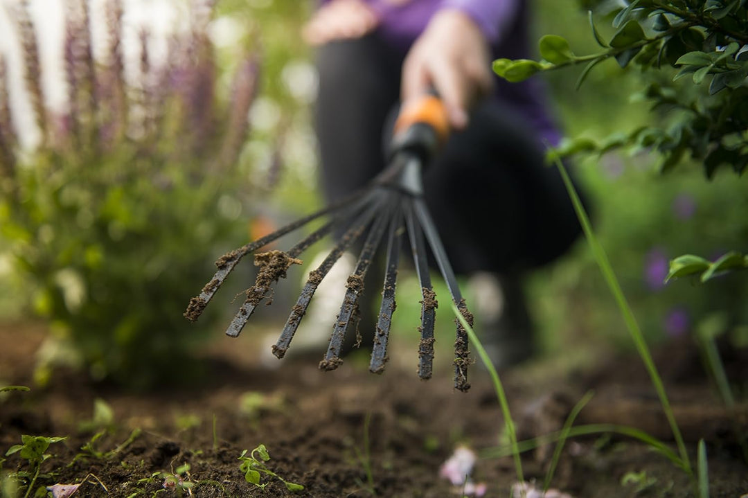 Fiskars Kleinfächerbesen, Werkzeugkopf, Mit 7 Zinken, Breite: 12 cm, Stahl-Zinken, Schwarz/Orange, Q