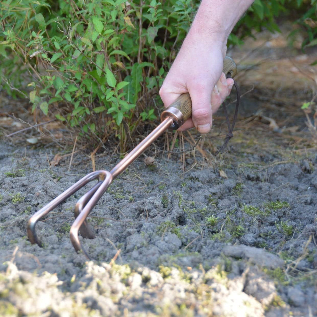 Esschert Verkupferter Handrechen mit Holzgriff und Lederaufhänger