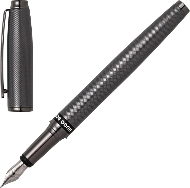 Hugo Boss Stream Füllfederhalter aus Messing in der Farbe Gun, Länge: 14,5cm, Federstärke: M, HSW378