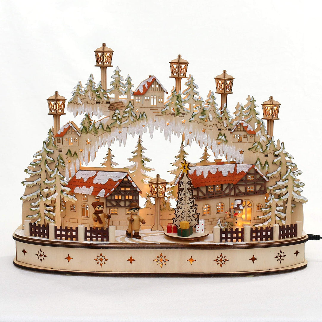 Dekohelden24 LED Holz Schwibbogen mit bewegtem Weihnachtsbaum, Motiv: Schneemann und Wanderfiguren,