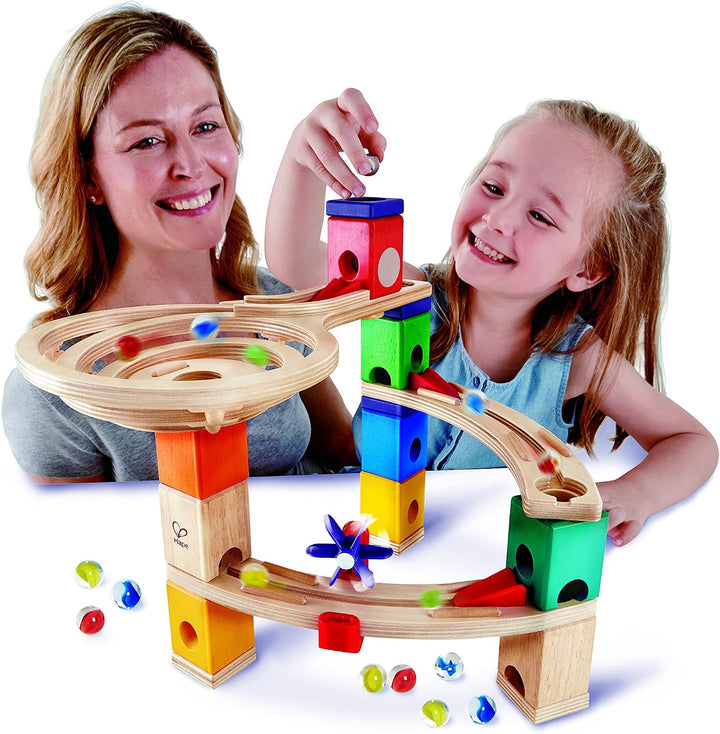 Hape E6021 Starter Set Quadrilla, Kugelbahn mit 27 Bauteilen aus Holz und 30 Murmeln, ab 4 Jahren &amp;