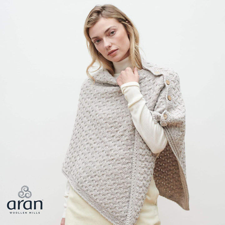 Irischer Aran Poncho Strickponcho Umhang Wollponcho aus 100% Merinowolle für Damen Einheitsgrösse Ge