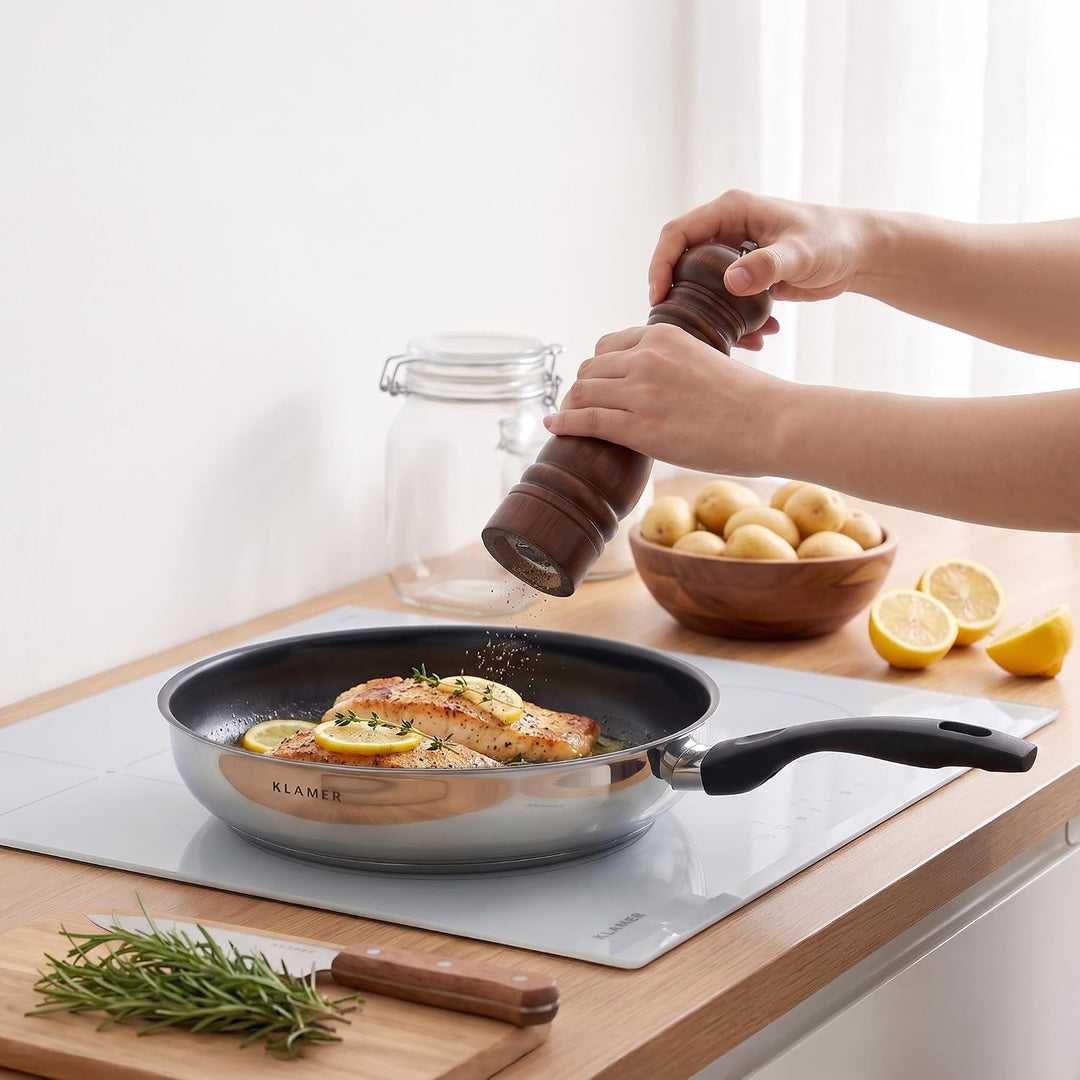 KLAMER Pfanne 24 cm, Profi Edelstahl-Bratpfanne, Induktionspfanne mit Premium Beschichtung, Pfanne 2