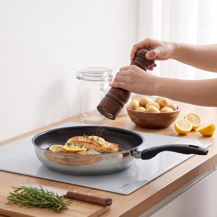 KLAMER Pfanne 24 cm, Profi Edelstahl-Bratpfanne, Induktionspfanne mit Premium Beschichtung, Pfanne 2